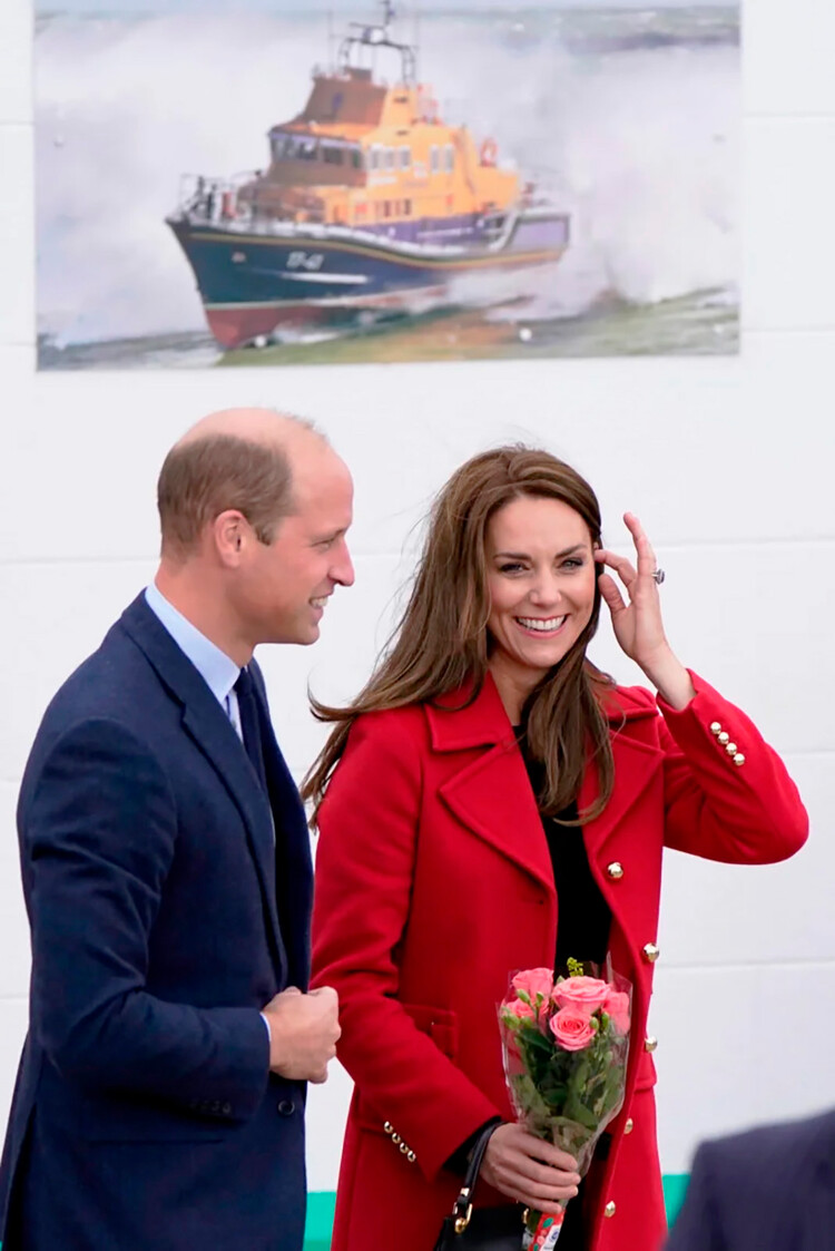 Уильям, принц Уэльский и Кэтрин, принцесса Уэльская посещают спасательную станцию RNLI Holyhead в Холихеде, 27 сентября 2022 г., Уэльс