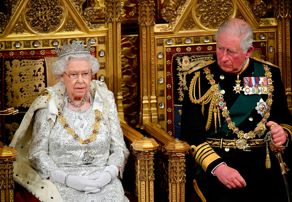 Королева Елизавета II и принц Чарльз в Палате лордов во время государственного открытия парламента в здании парламента в Лондоне, 14 октября 2019 года