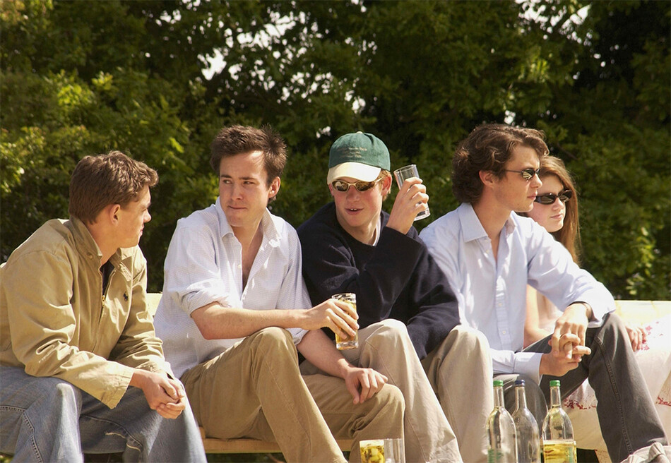Принц Гарри с друзьями во время игр поло в Royal Berkshire 25 мая 2003 года в Лондоне