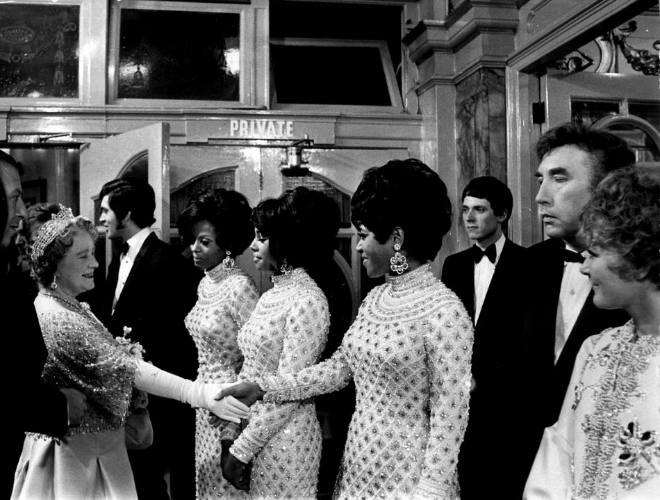 Елизавета, королева-мать, встречается с Дайаной Росс и группой The Supremes,1968