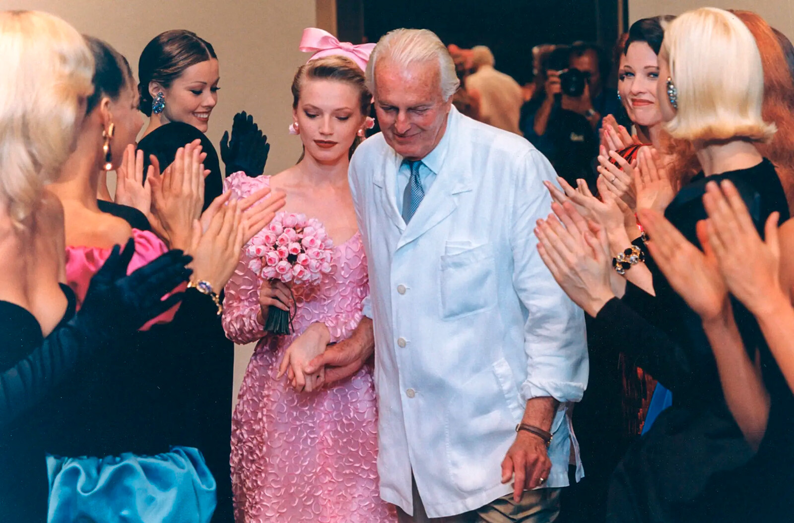 Анжелика Босс c&nbsp;Юбером де Живанши&nbsp;на показе Haute Couture, 1995 год