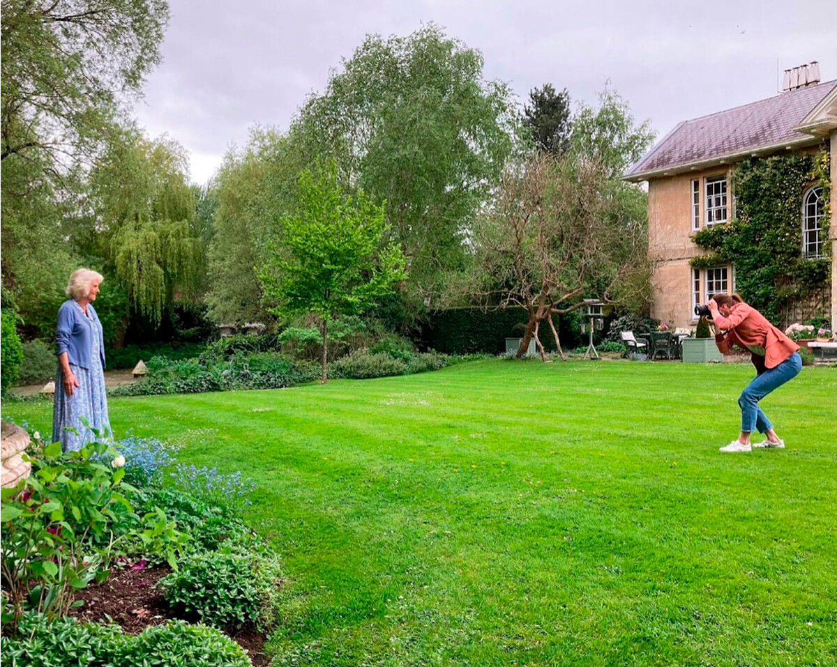 Кейт Миддлтон делает фото Камиллы Паркер-Боулз для обложки глянцевого издания Country Life в саду поместья герцогини Корнуолльской в Рэймилле, Уилтшир, 2022