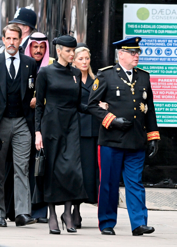 Шарлен, принцесса Монако и принц Монако Альберт II прибывают в Вестминстерское аббатство на государственные похороны королевы Елизаветы II 19 сентября 2022 год, Лондон, Англия