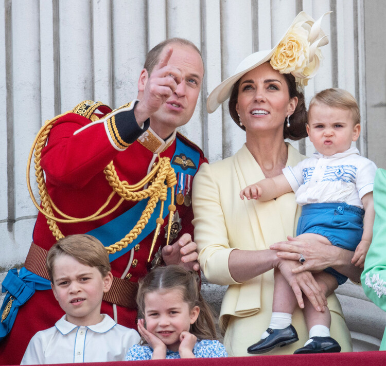 Герцог и герцогиня Кембриджские с детьми во время Trooping The Colour, ежегодного парада в честь дня рождения королевы Елизаветы II, 8 июня 2019 года в Лондоне, Англия