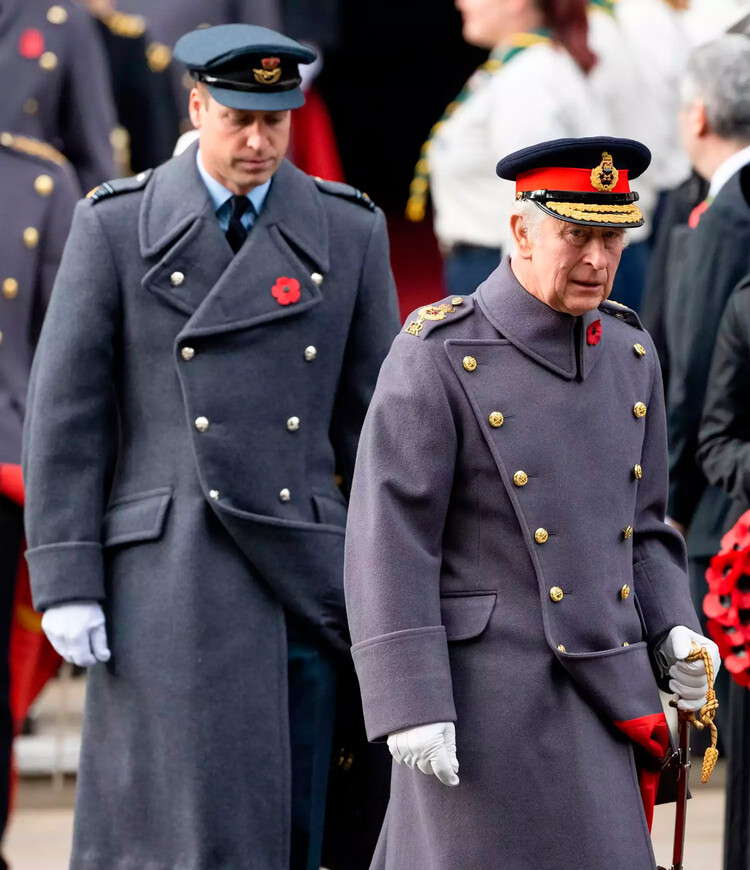 Король Карл III и Уильям, принц Уэльский присутствуют на церемонии памяти в Кенотафе на Уайтхолле 13 ноября 2022 года, Лондон, Англия