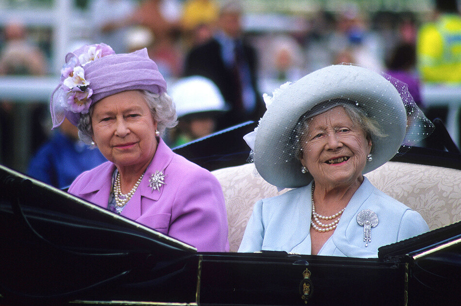 Королева-мать и&nbsp;Елизавета II, 1990