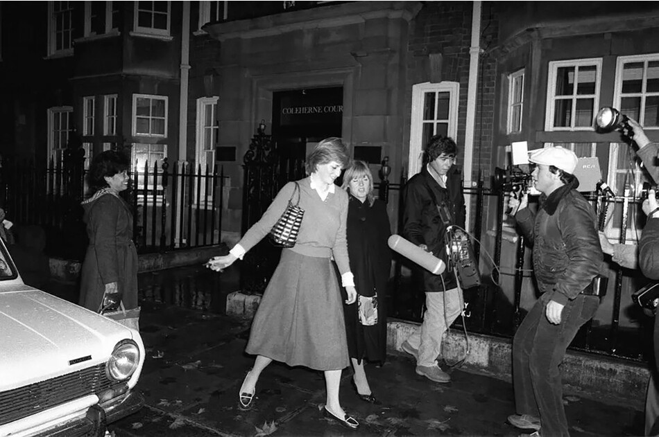 Папарацци следуют за Леди Дианой Спенсер до её квартиры в Колехерн-Корт после объявления помолвки с принцем Чарльзом, в ноябре 1980 года