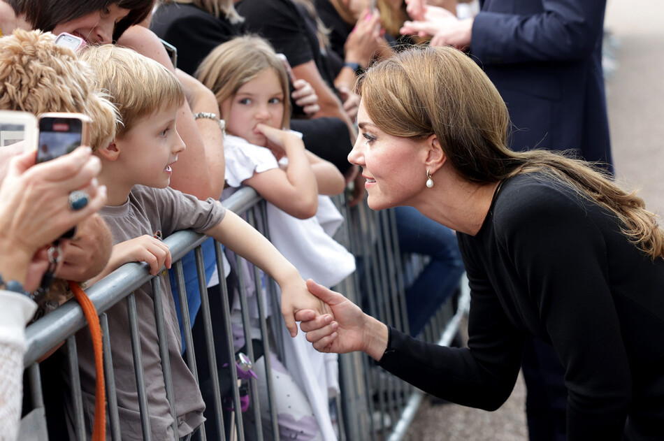 Кэтрин, принцесса Уэльская общается с детьми во время долгой прогулки в Виндзорском замке 10 сентября 2022 года в Виндзоре, Англия