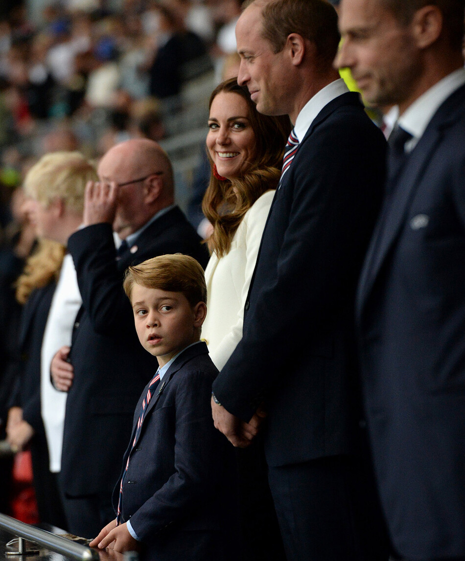 Принц Джордж с родителями Кейт Миддлтон и принцем Уильямом во время финала Евро-2020