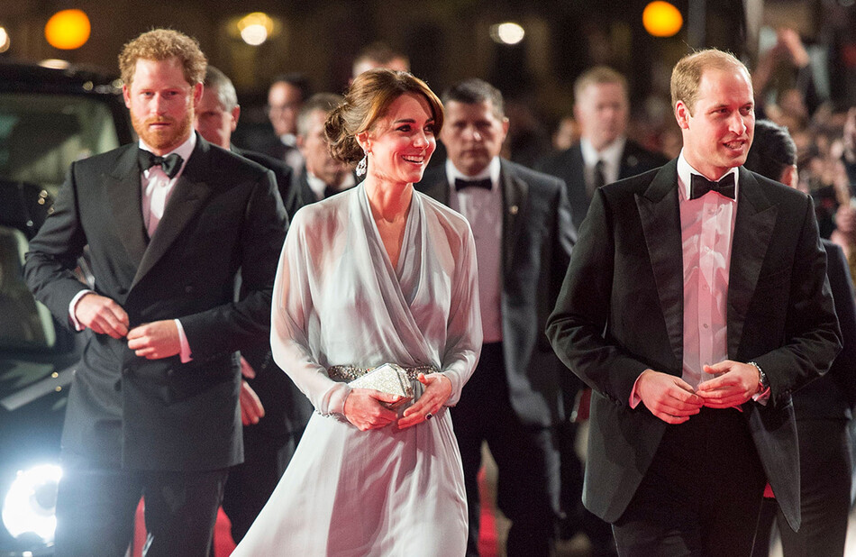Принц Гарри, Кейт Миддлтон и принц Уильям на премьере фильма&nbsp;007: Спектр