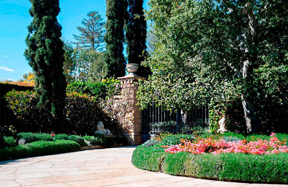 Вид на ворота поместья, где у принца Гарри и его жены американской актрисы Меган Маркл есть свой дом, в Монтесито, Калифорния, 6 марта 2021 года