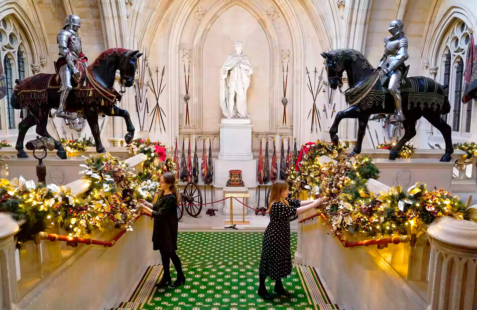Сотрудники фонда Royal Collection Trust завершили украшать Виндзорский замок к Рождеству, 2022г.