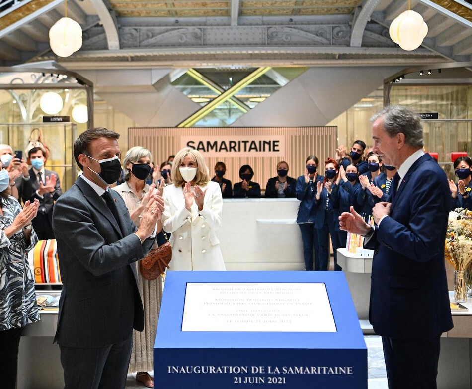Эммануэль Макрон и глава корпорации LVMH Бернар Арно аплодируют во время церемонии открытия легендарного парижского универмага La Samaritaine, 2021