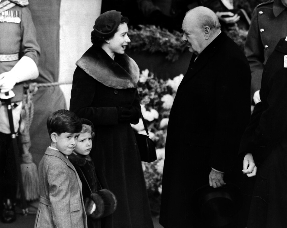 Королева Елизавета II с принцем Чарльзом и принцессой Анной беседуют с сэром Уинстоном Черчиллем