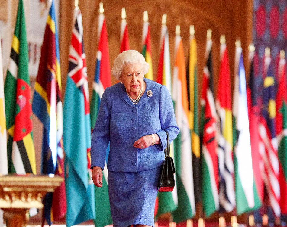 Королева Великобритания Елизавета II с флагами стран Соединённого Содружества .jpg