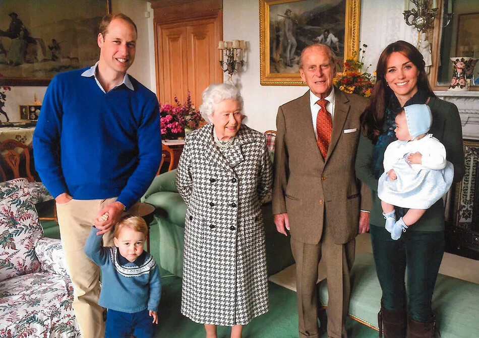 Принцесса Шарлотта знакомится с прабабушкой королевой Елизаветой II, Балморал 2015