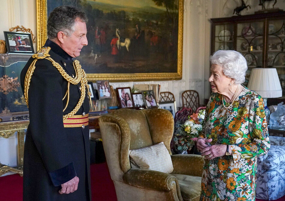 Елизавета II приветствует начальника британского штаба обороны генерала Ника Картера во время аудиенции в Виндзорском замке, 17 ноября 2021