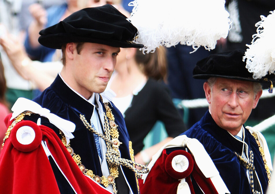 Принц Уильям и принц Чарльз идут к часовне Святого Георгия, чтобы принять участие в праздновании Дне подвязки, 16 июня 2008 года в Виндзоре, Англия