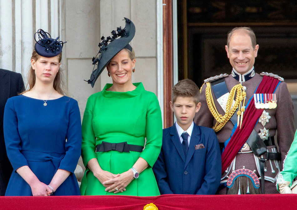 Леди Луиза с братом и родителями на балконе Букингемского дворца 2019 год 