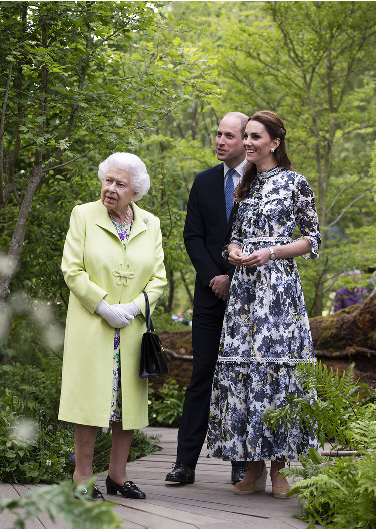 Королева Елизавета II, герцог Кембриджский принц Уильям и герцогиня  Кембриджская Кейт Миддлтон во время Цветочной выставки в RHS Chelsea 2019 в Лондоне 20 мая 2019