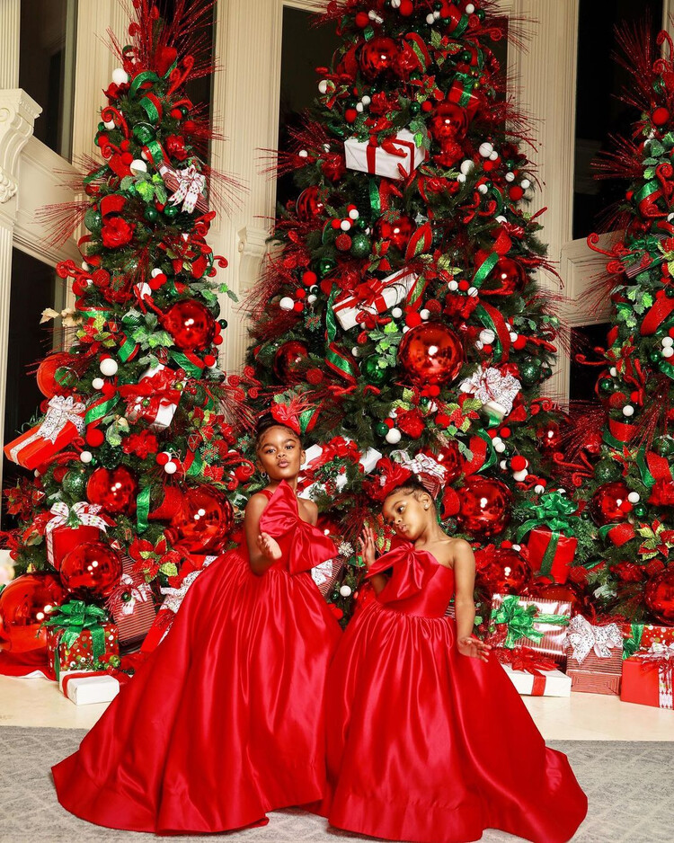 Карди Би в платье за 65 долларов на рождественской фотосессии