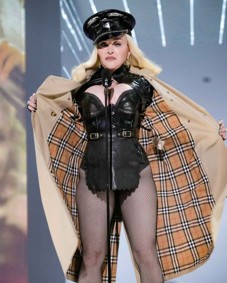 Мадонна стала жертвой сумасшедших фанатов