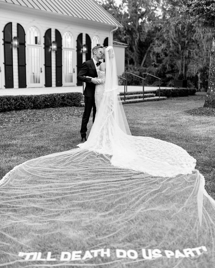 Хейли бибер свадебное платье фото