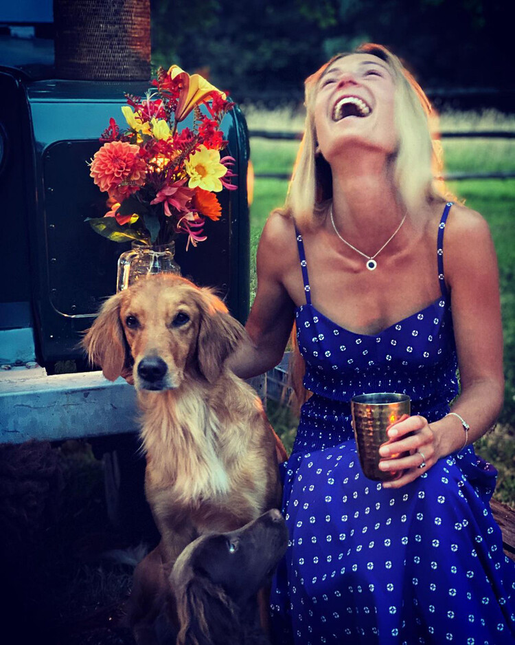 Ализи Тевенет с собакой породы кокер-спаниеля по кличке Элла, 24 августа 2020 