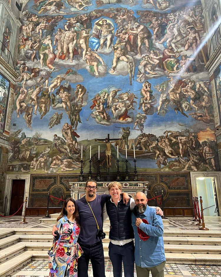 Джейсон Момоа в кругу друзей в итальянском памятнике искусства, 2022