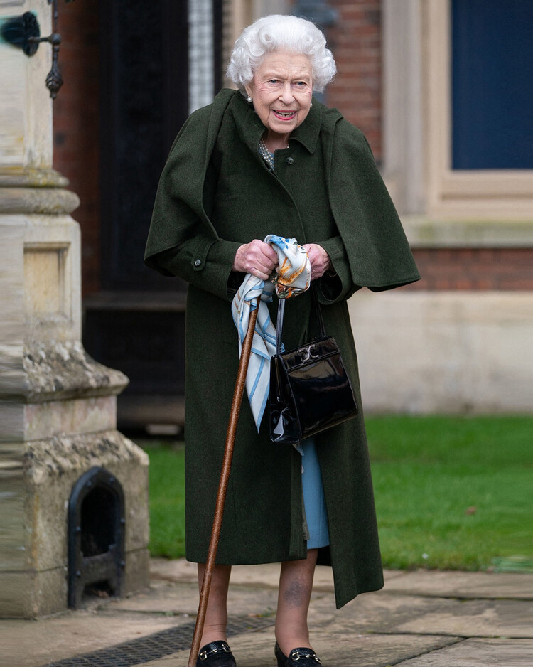 Елизавета II использовала трость принца Филиппа во время своей прогулки в Сандрингеме
