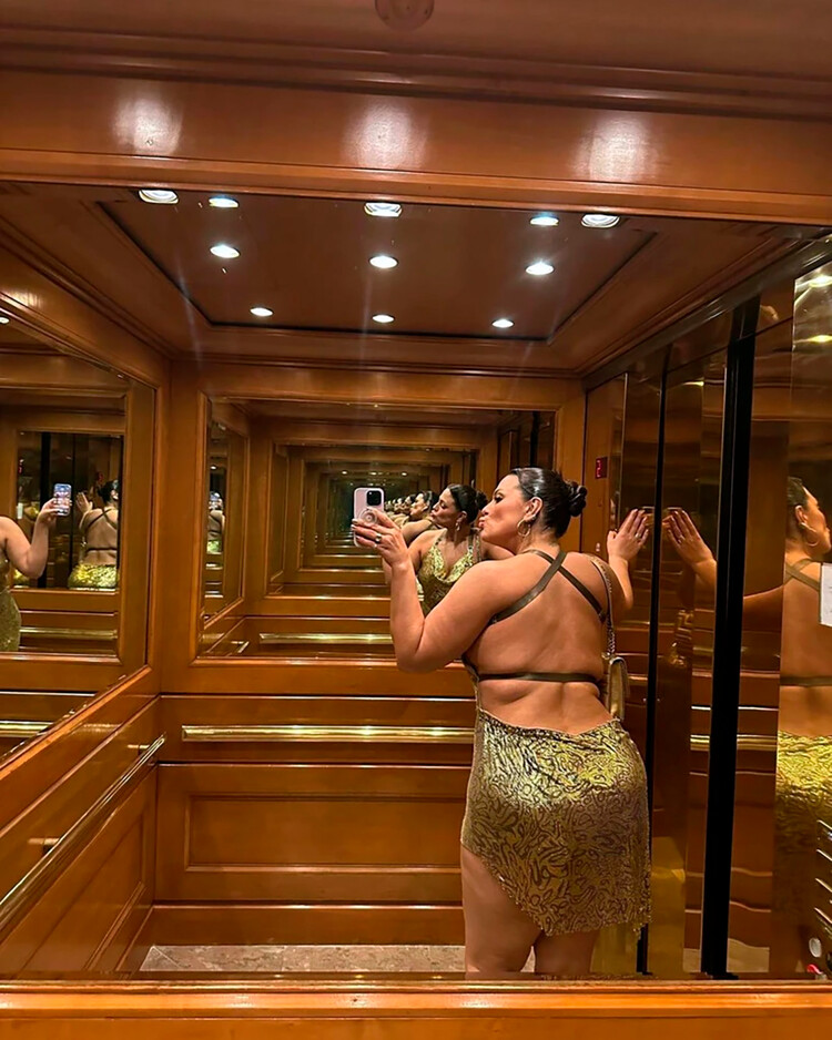 Эшли Грэм сделала селфи в лифте в крошечном золотом платье во время посещения вечеринки в честь дня рождения подруги 15 декабря 2022 года, Беверли-Хиллз, США