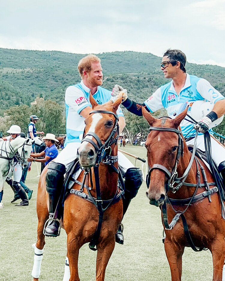 Начо Фигерас и принц Гарри, герцог Сассекский после игры в поло, приуроченных Кубку Сентебале ISPS Handa Polo Cup 2022, 25 августа 2022 года в Аспене, штат Колорадо