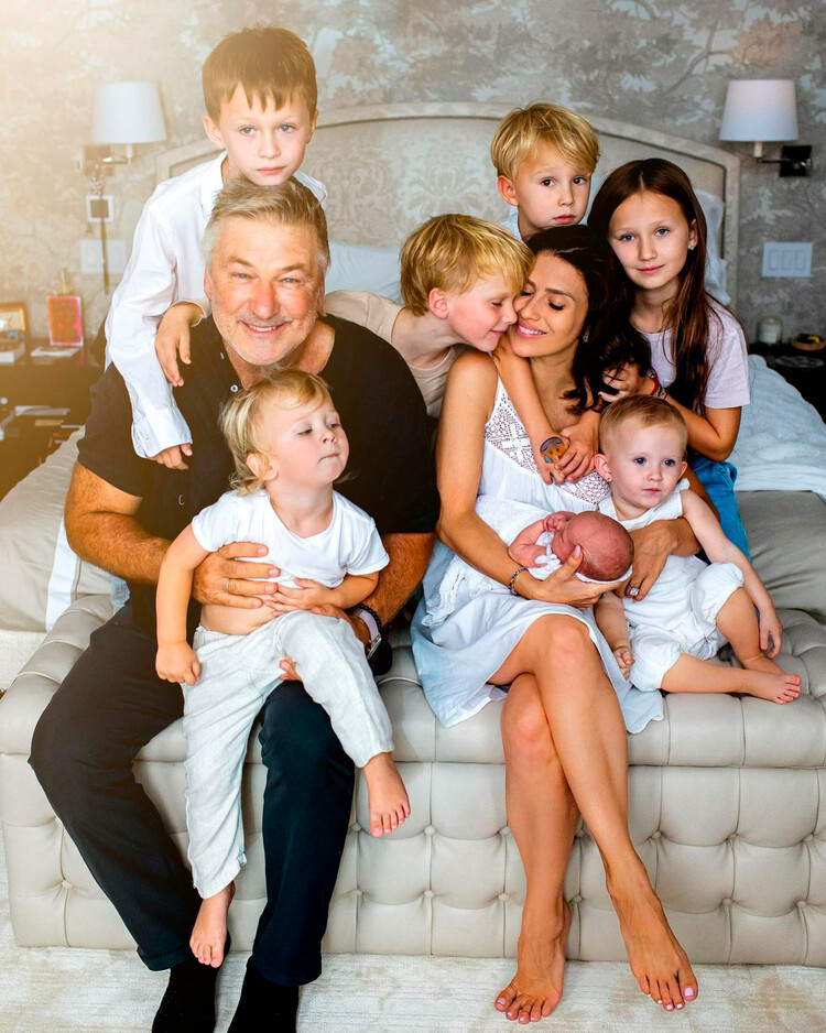 Алек и Хилария Болдуин с детьми