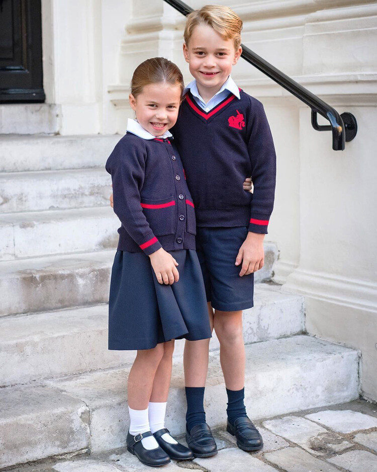 Принц Джордж и принцесса Шарлотта школьной формы