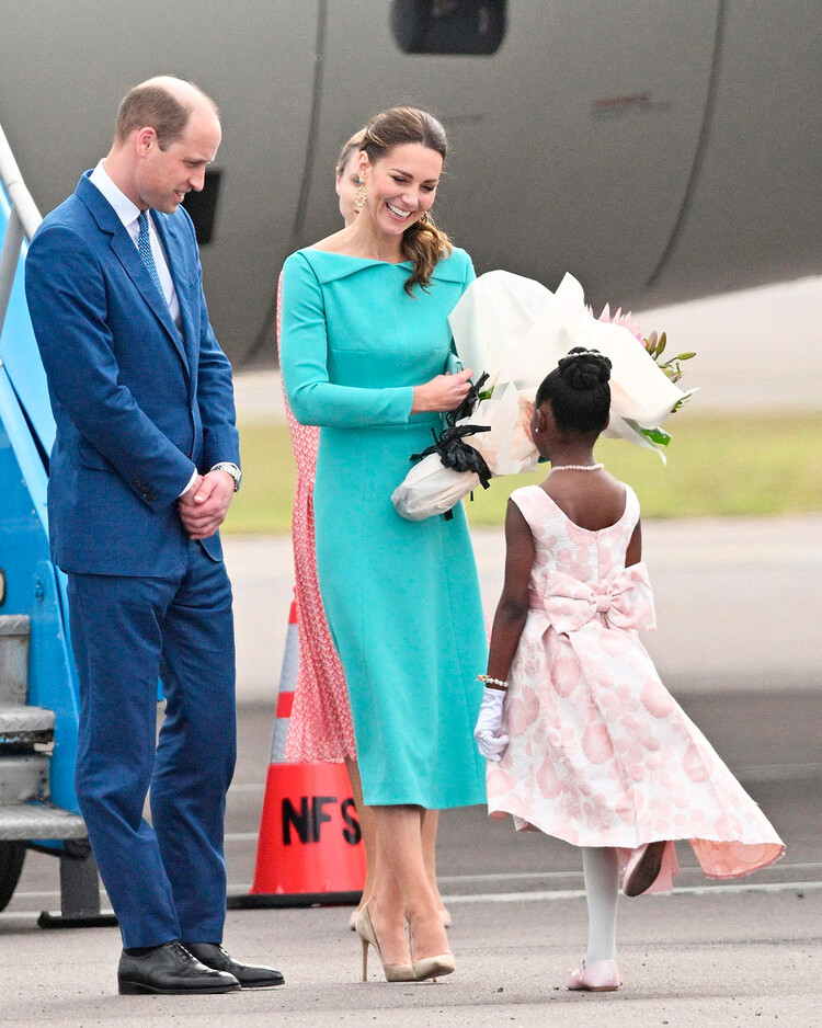 Принца Уильяма и Кейт Миддлтон встречает 8-летняя Аня Мосс, Багамы 24 мая 2022