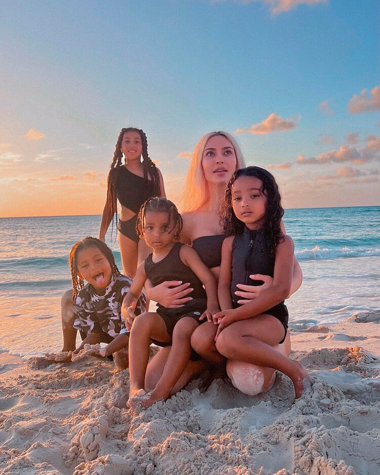 Ким Кардашьян с детьми во время летнего отдыха на островах Теркс и Кайкос, 2022