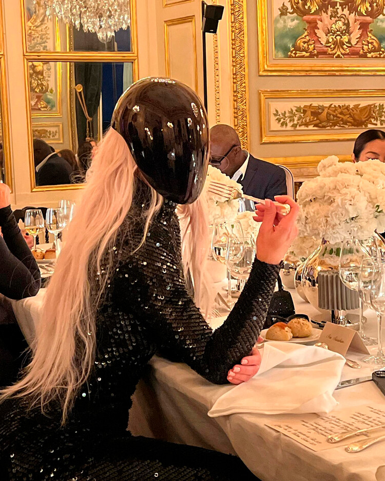 Ким Кардашьян ужаснула публику чёрной маской на ужине Balenciaga