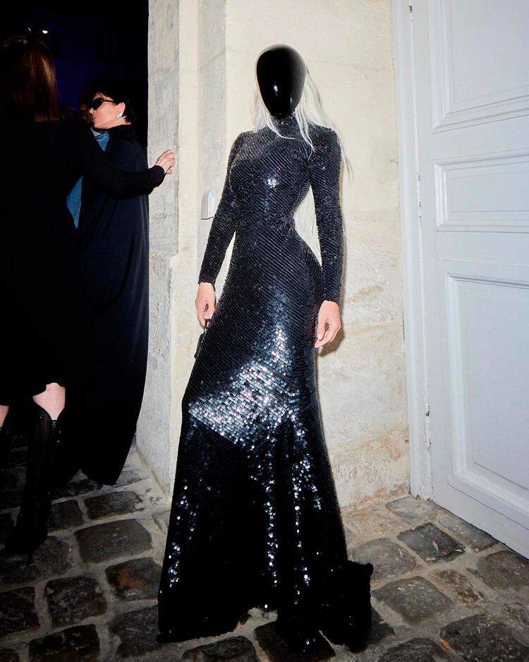 Ким Кардашьян в чёрной маске на ужине Balenciaga