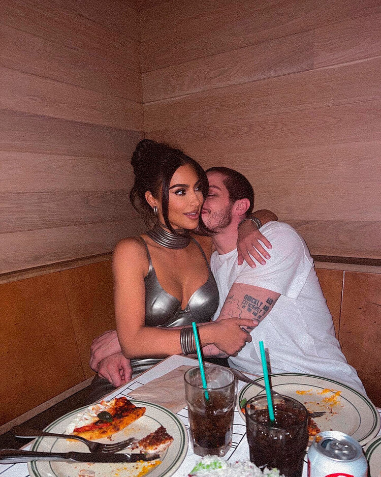 Пит Дэвидсон страстно целует Ким Кардашьян за романтичным ужином, 2022