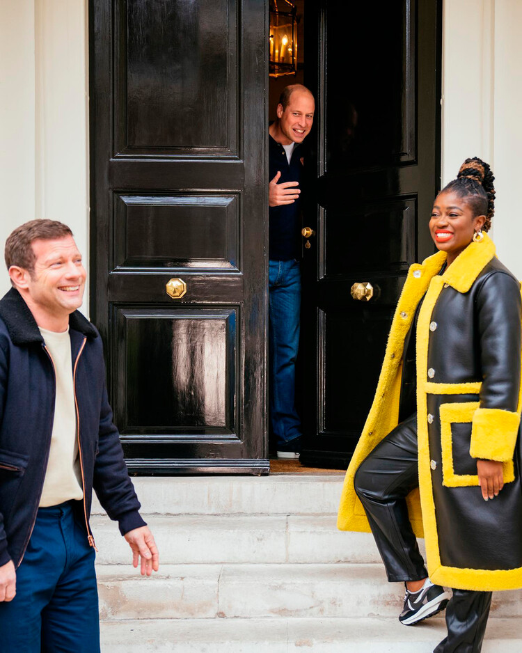 Принц Уильям с первыми ведущими премии Earthshot Prize Awards Дермотом О'Лири (слева) и Кларой Амфо (справа) после записи интервью в Кенсингтонском дворце, 10 октября 2021 года, Лондон, Англия