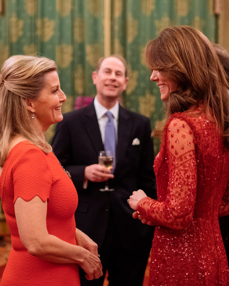 Кейт Миддлтон общается с герцогиней Софи и её мужем принцем Эдвардом во время официального приёма в Букингемском дворце, 20 января 2020 года, Лондон, Англия