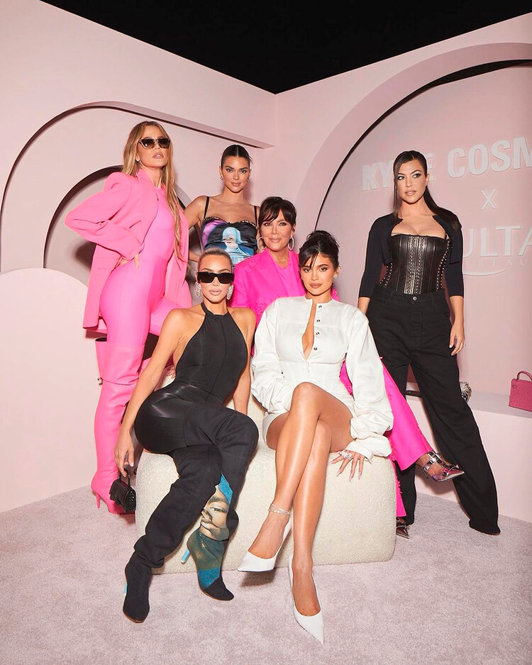 Семейство Кардашьян Кортни, Ким, Хлои, Кендалл и Кайли на запуске Kylie Cosmetics x Ultabeauty 26 августа 2022 г.