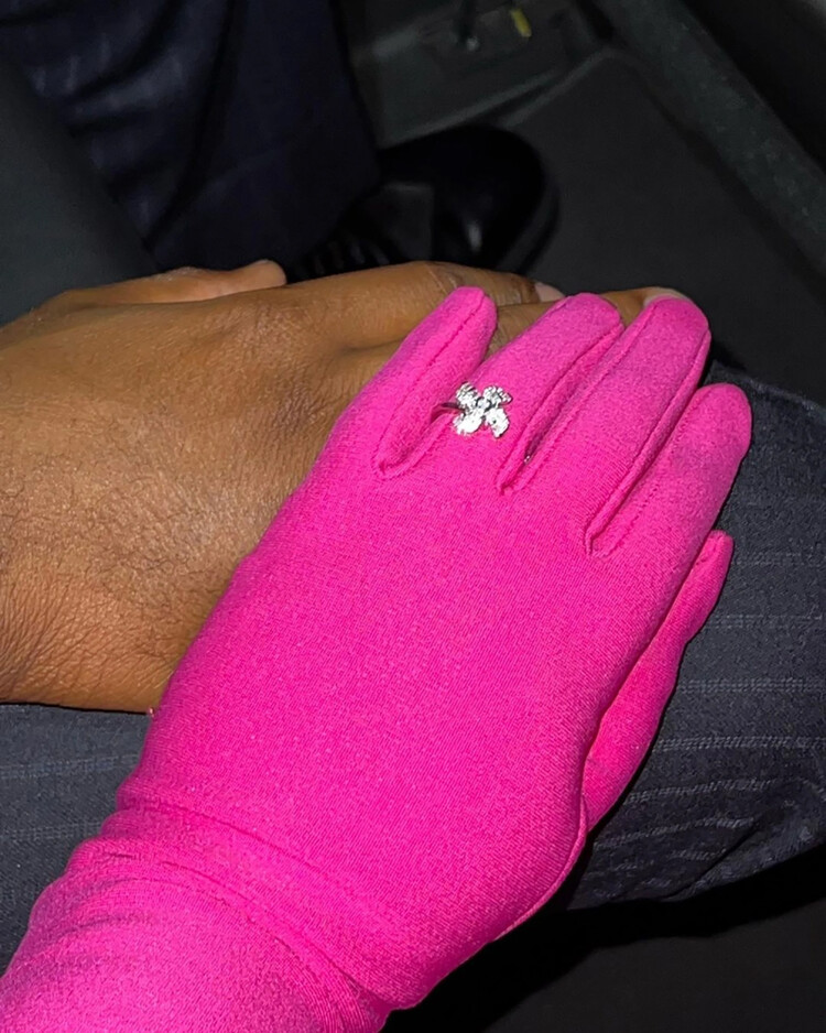 Лиззо носит&nbsp;бриллиантовое кольцо в форме цветка на её левой руке
