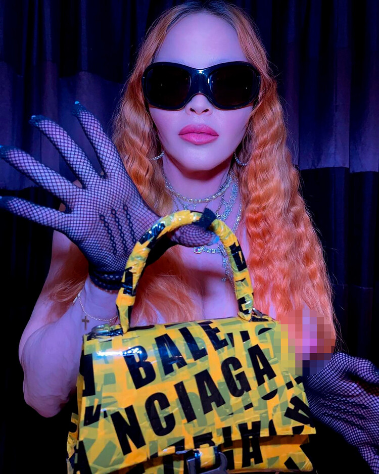 Мадонна с сумочкой от Balenciaga