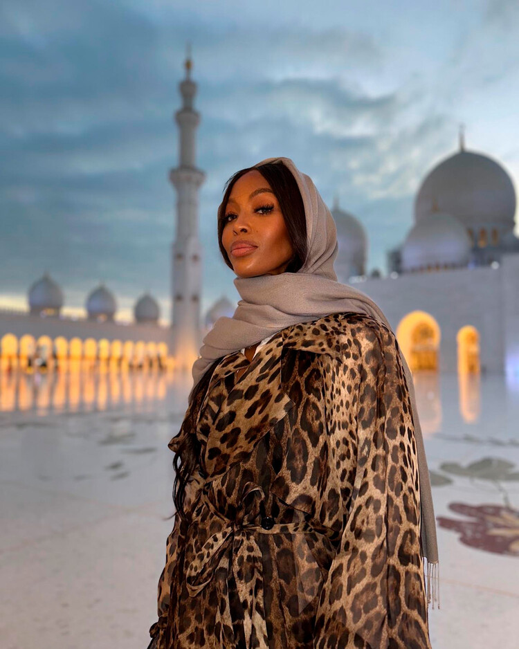 Наоми Кэмпбелл поделилась редким снимком со с дочерью во время посещения мечети в Абу-Даби