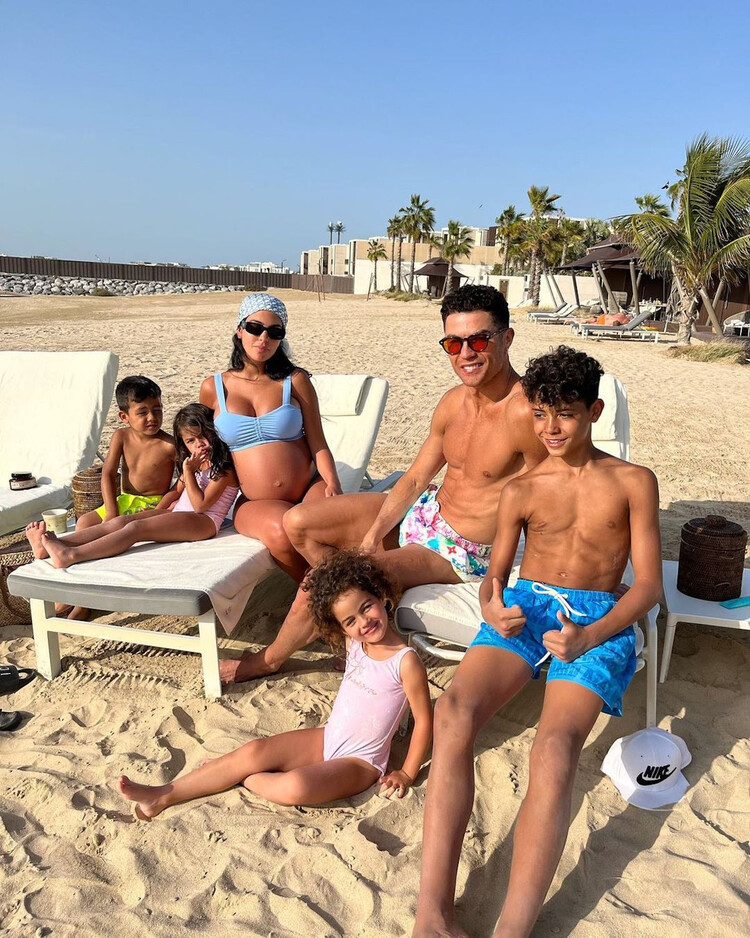 Криштиану Роналду и беременная близнецами Джорджина Родригес отдыхают с детьми