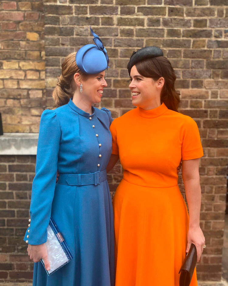 Принцесса Евгения поделилась ранее невиданной фотографией с сестрой принцессой Беатрис во время посещения Национальной службы благодарения в соборе Святого Павла 3 июня 2022 года в Лондоне, Англия