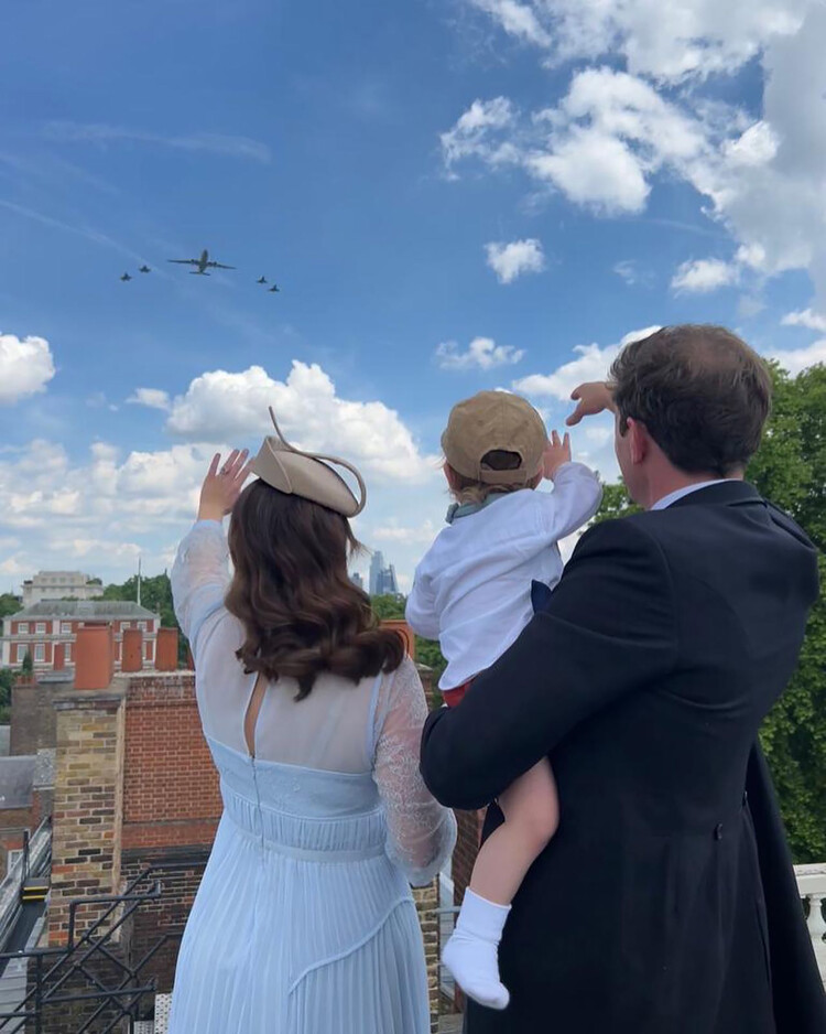 Принцесса Евгения с мужем Джеком Бруксбэнком и сыном Августом на крыше своего дома наблюдают за пролётом ВВС с крыши дворца во время парада Trooping the Colour 2 июня 2022 года в Лондоне, Англия