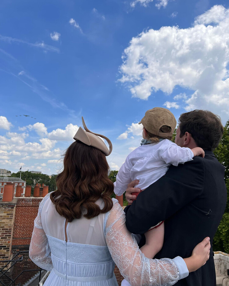 Принцесса Евгения с мужем Джеком Бруксбэнком и сыном Августом наблюдают за пролётом ВВС с крыши дворца во время парада Trooping the Colour 2 июня 2022 года в Лондоне, Англия
