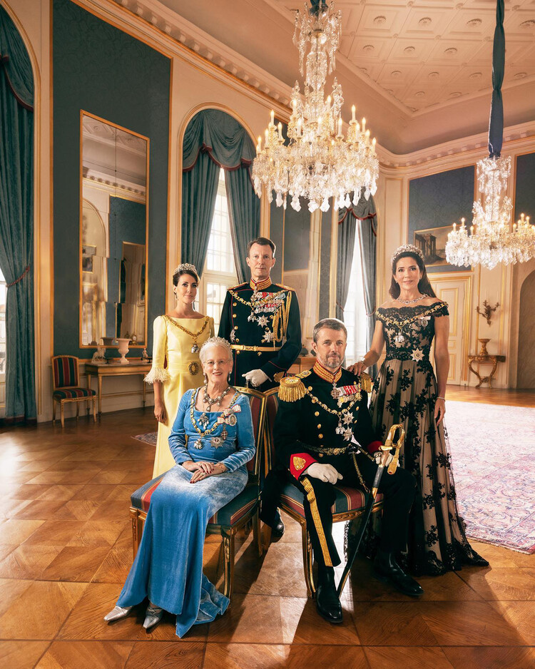 Королева Дании Маргрете II с сыновьями, кронпринцем Фредериком и принц Йоаким и их супругами кронпринцессой Мэри и принцессой Мари, 10 сентября 2022 года в Копенгагене, Дания